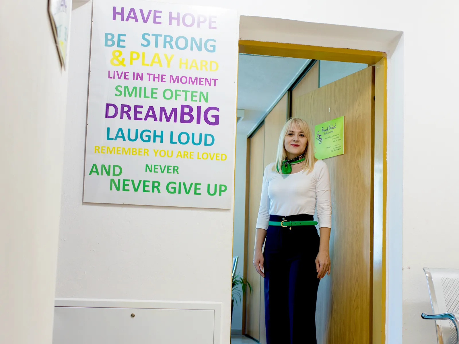 PaedDr. Alena Boháčová vo dverách učebne s motivačným plagátom