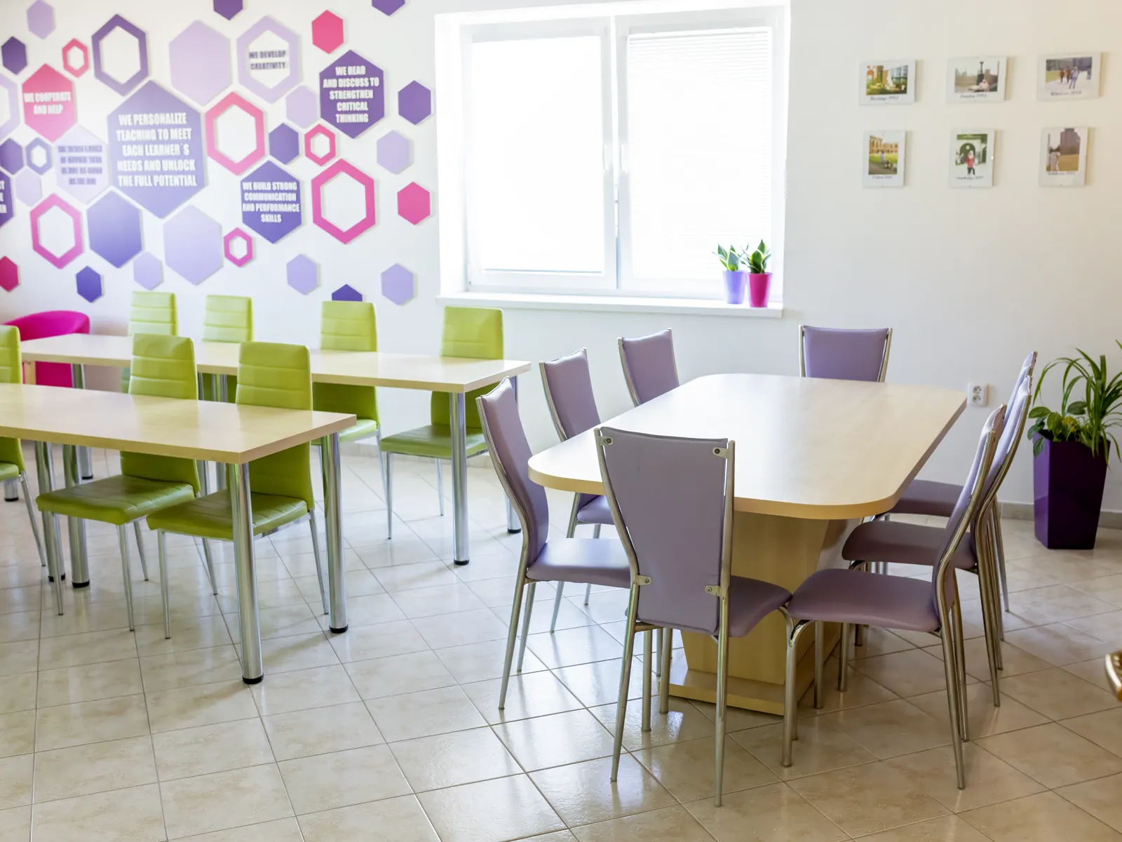 Stena so šesťuholníkmi a stoly v učebni Smart School