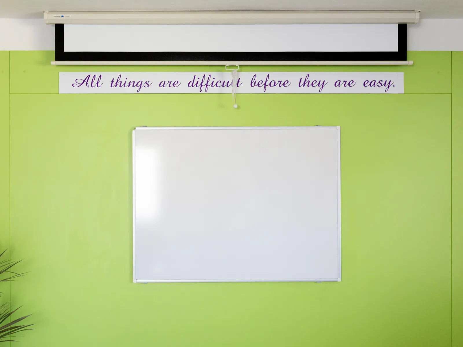 Tabuľa s citátom All things are difficult before they are easy